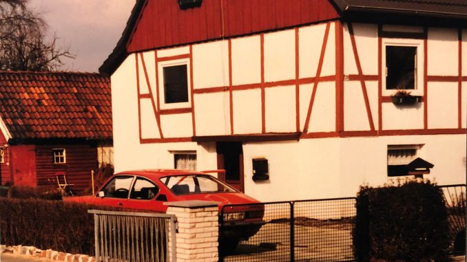 Für eine Ausstellung sucht die Geschichtswerkstatt alles zur Hafenarbeitersiedlung in Kirchdorf. Hier ist die Straße Am Papenbrack Mitte der 1980er-Jahre zu sehen mit einem Siedlerhaus aus dem ersten Bauabschnitt Foto: Geschichtswerkstatt Wilhelmsburg