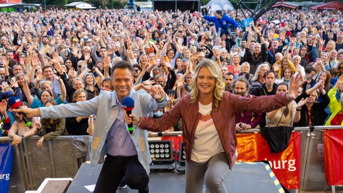 Die NDR 903-Moderatoren Nicole Steins und Ulf Ansorge sorgen rund um die Live-Musik für Stimmung Foto: Axel Herzig