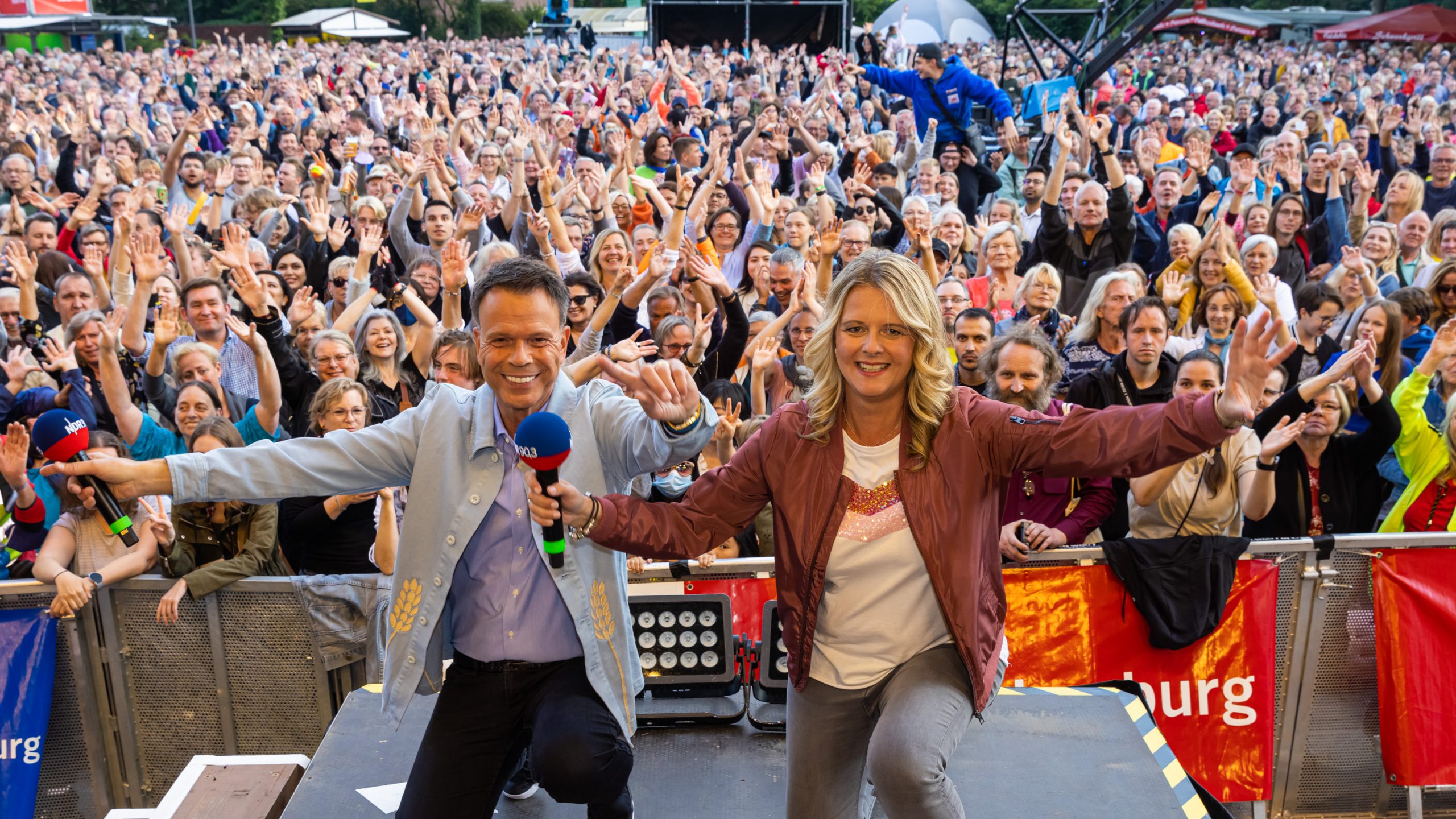 Die NDR 903-Moderatoren Nicole Steins und Ulf Ansorge sorgen rund um die Live-Musik für Stimmung Foto: Axel Herzig