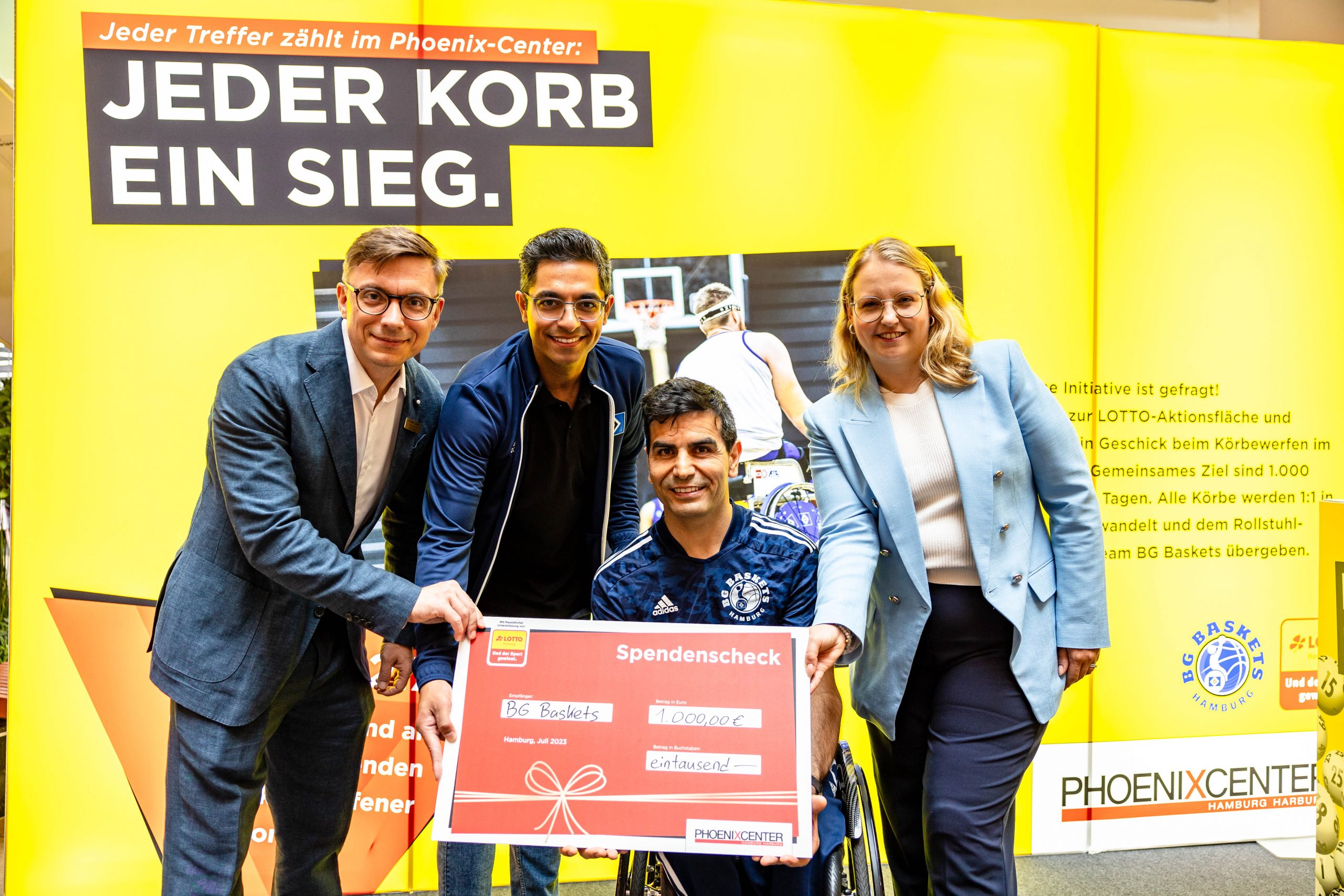 Sergei Vadiaev Center Manager des Phoenix-Centers Kumar Tschana Geschäftsführer des HSV e.V. Alireza Ahmadi Coach der BG Baskets Hamburg und Elena Blankenburg aus der Lotto Hamburg-Sportförderung waren begeistert über den Erfolg der Aktion Foto: Fabian Frühling Fotografie