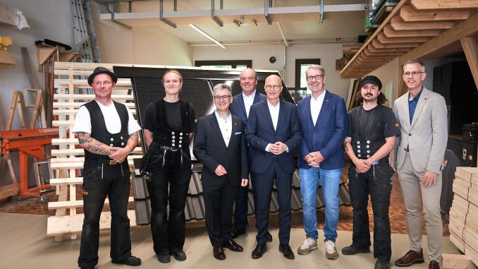Inhaber und Auszubildende der Zimmerei Holzbau Somann mit Handwerkskammerpräsident Hjalmar Stemmann UVNord-Präsident Dr. Philipp Murmann Erstem Bürgermeister Dr. Peter Tschentscher Handelskammer Vizepräses Wilfried Baur und dem Operativen Geschäftsführer der Agentur für Arbeit Reinhold Wellen Foto: Handwerkskammer Hamburg
