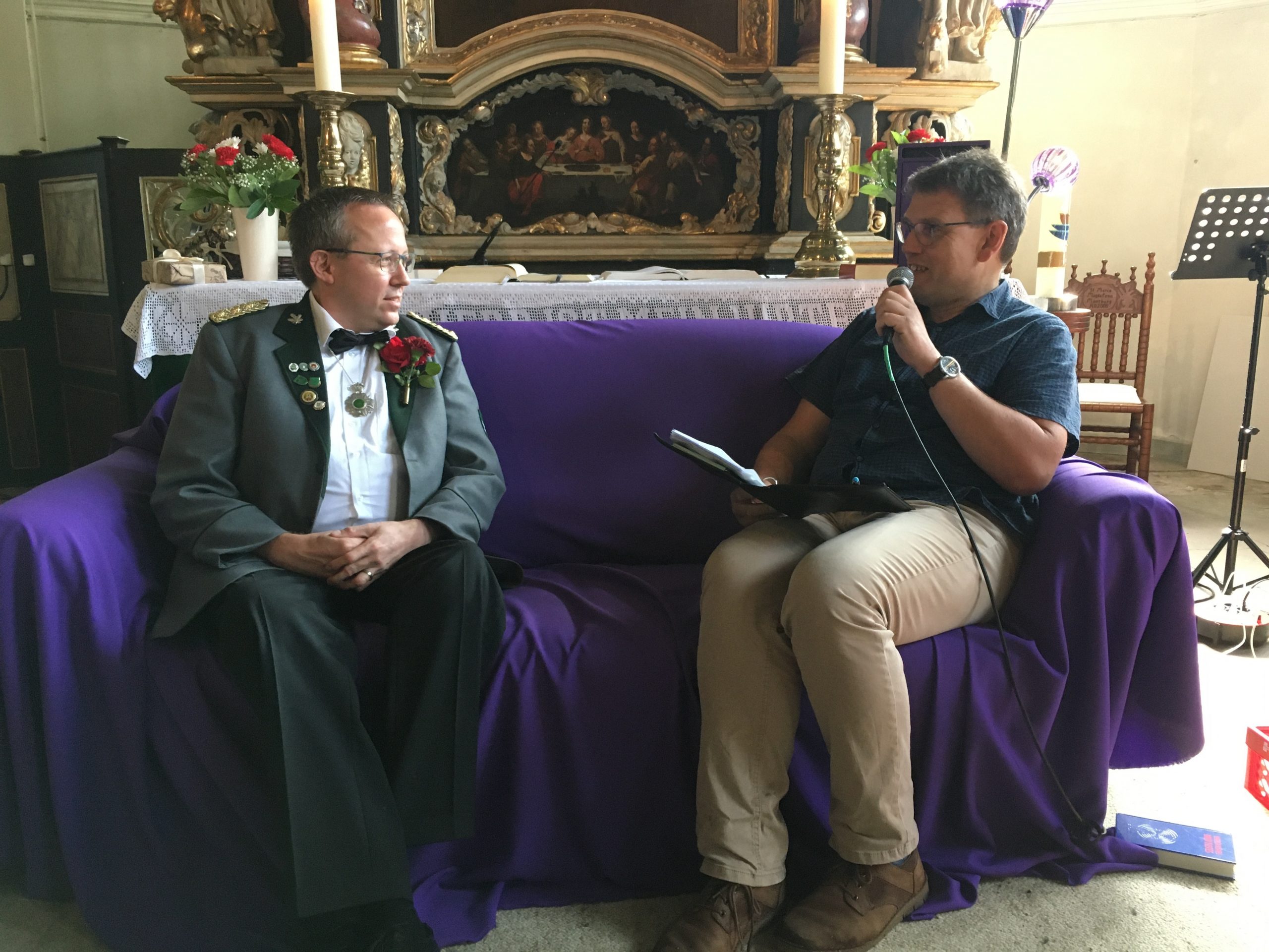 Interessanter Talk in der St. Maria Magdalena-Kirche: Pastor Ralf Euker (r.) interviewte den Vorsitzenden des Schützenvereins Moorburg Timo Schloo zu Gott und die Welt