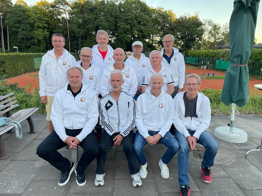 So sehen Sieger aus: Holm Beckert Frank Husak Claus Ohl und Claus Seebeck (hintere Reihe v.l.) Kapitän Frank Holländer Frank Lutsche Witold Sawiel (mitte) Rüdiger Loricke Jörg Becker Martin Ilker und Markus Eschweiler (vorn v.l.). Nicht auf dem Foto Matthias Hansen und Michael Sack Foto: ein
