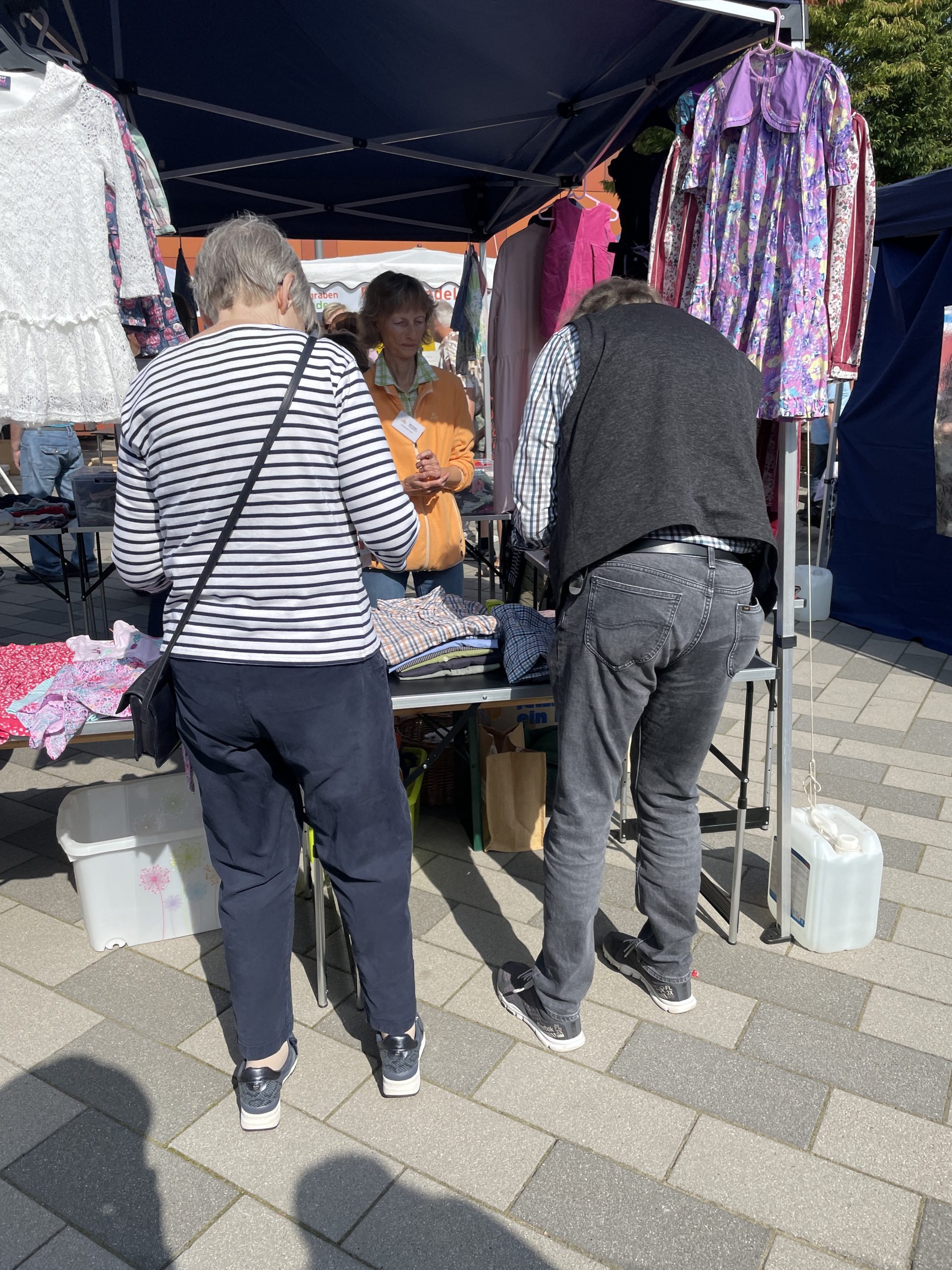 Michaelis-Gemeinde -Am 10. September war der Einsatz vom ehrenamtlichen Kleidermarktteam der Michaeliskirche bei der Veranstaltung „Neugraben erlebenÒ auf dem Neugrabener Markt von großem Erfolg gekrönt.