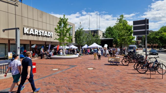 Im Juli wurde der sanierte Herbert-und-Greta-Wehner-Platz feierlich eingeweiht. Da hatte Karstadt schon seine Tore geschlossen Foto: au