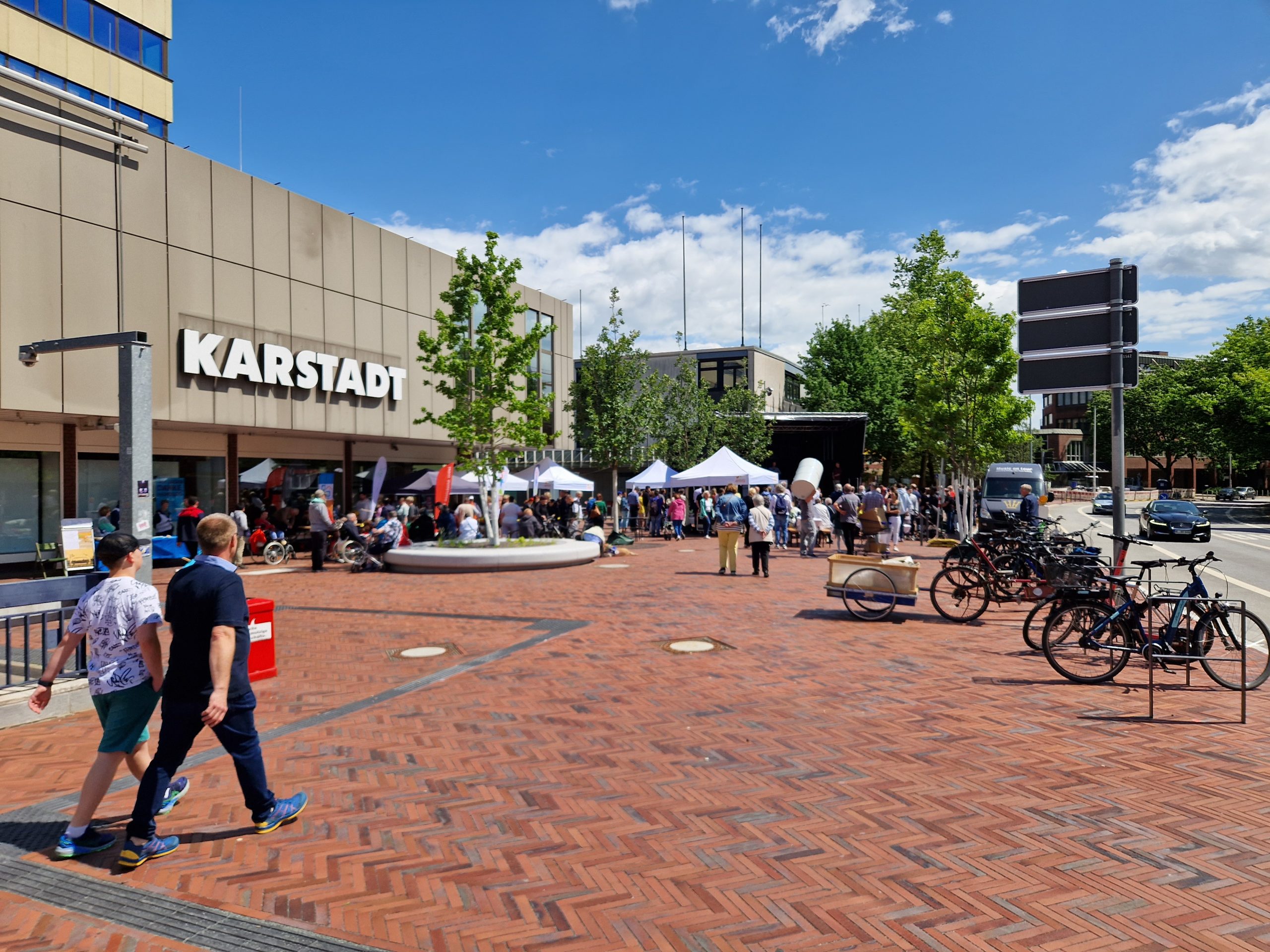 Im Juli wurde der sanierte Herbert-und-Greta-Wehner-Platz feierlich eingeweiht. Da hatte Karstadt schon seine Tore geschlossen Foto: au