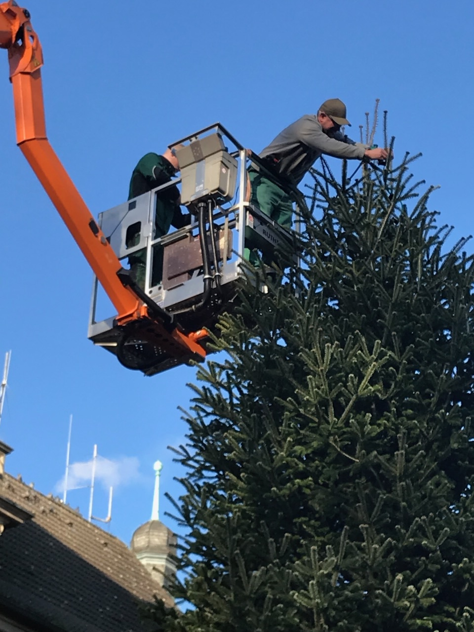 Mit einem Hubsteiger fahren die Mitarbeiter des Harburger Bauhofs an die Spitze der Weihnachtstanne um die vier Lichterketten anzuhängen Foto: ein