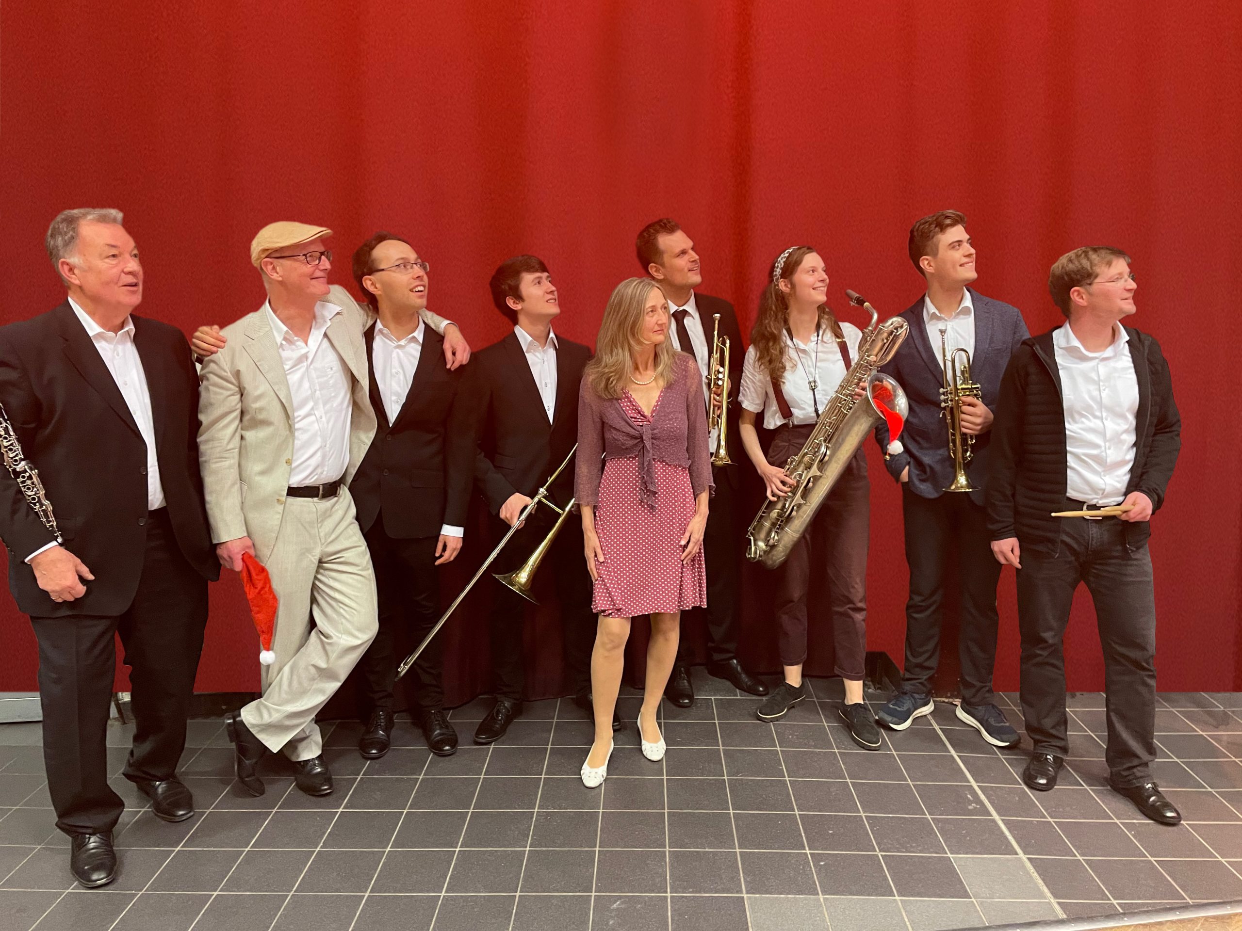 T. Hennemann -Die 9-köpfige Band Santa Thomas All Stars lädt zum beswingten Advent für die ganze Familie mit Livemusik Geschichten und Mitmachliedern ein.