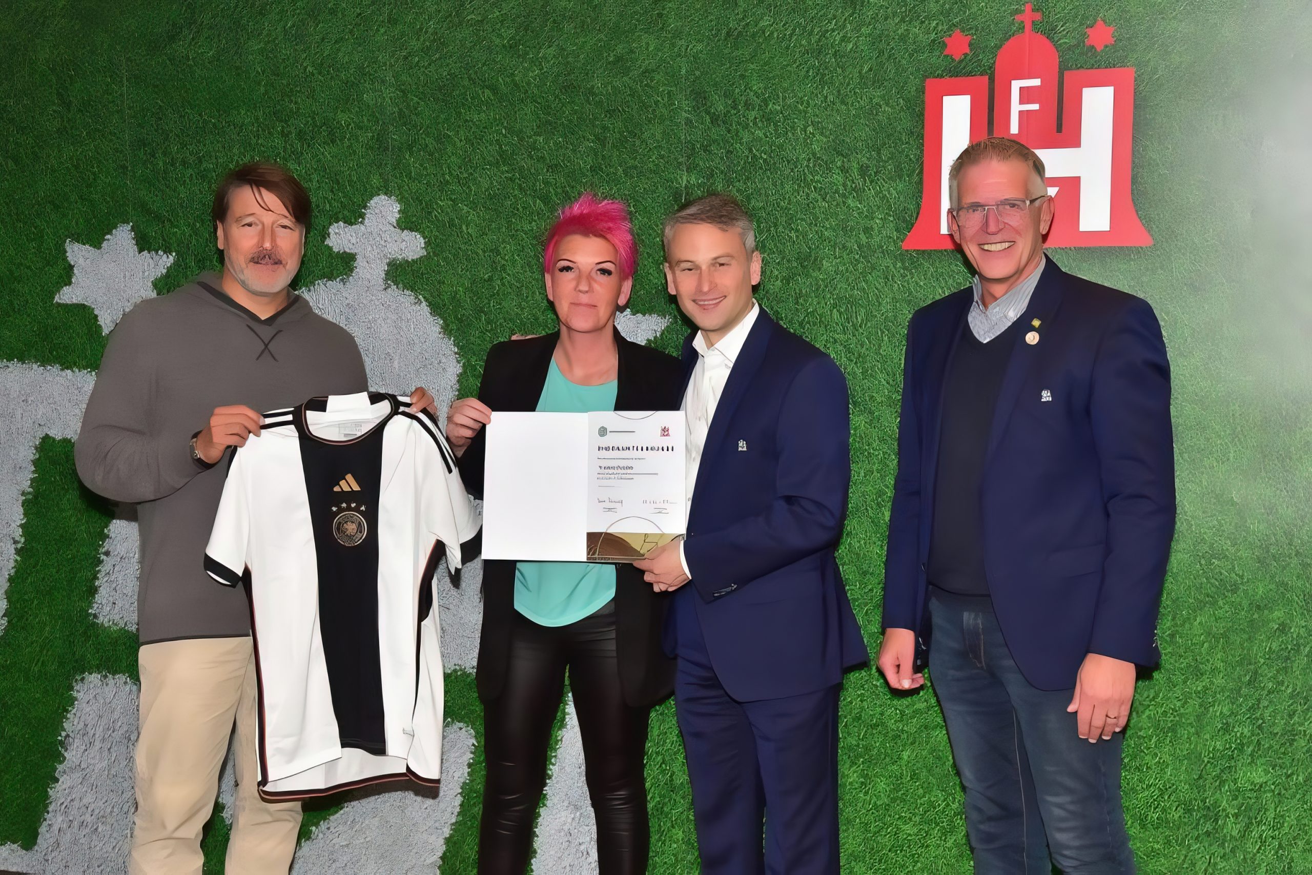 HFV -(v.l.n.r) Michael Oenning (ehemaliger HSV-Trainer) Yvonne Petrich Christian Okun (Präsident Hamburger Fußballverband) und rAndreas Hammer (Ehrenamtsbeauftragter des HFV)