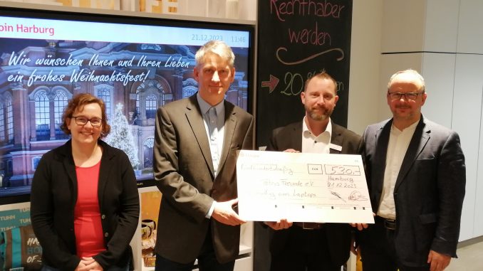 Freuen sich über die großzügige Spende: Annett Hölling (Kassenwartin des Vereins) Martin Grunwald (Vorsitzender) Haspa-Filialleiter Ivan Pucic und Pastor Christoph Borger aus der St. Petrus-Gemeinde Foto: C. Borger
