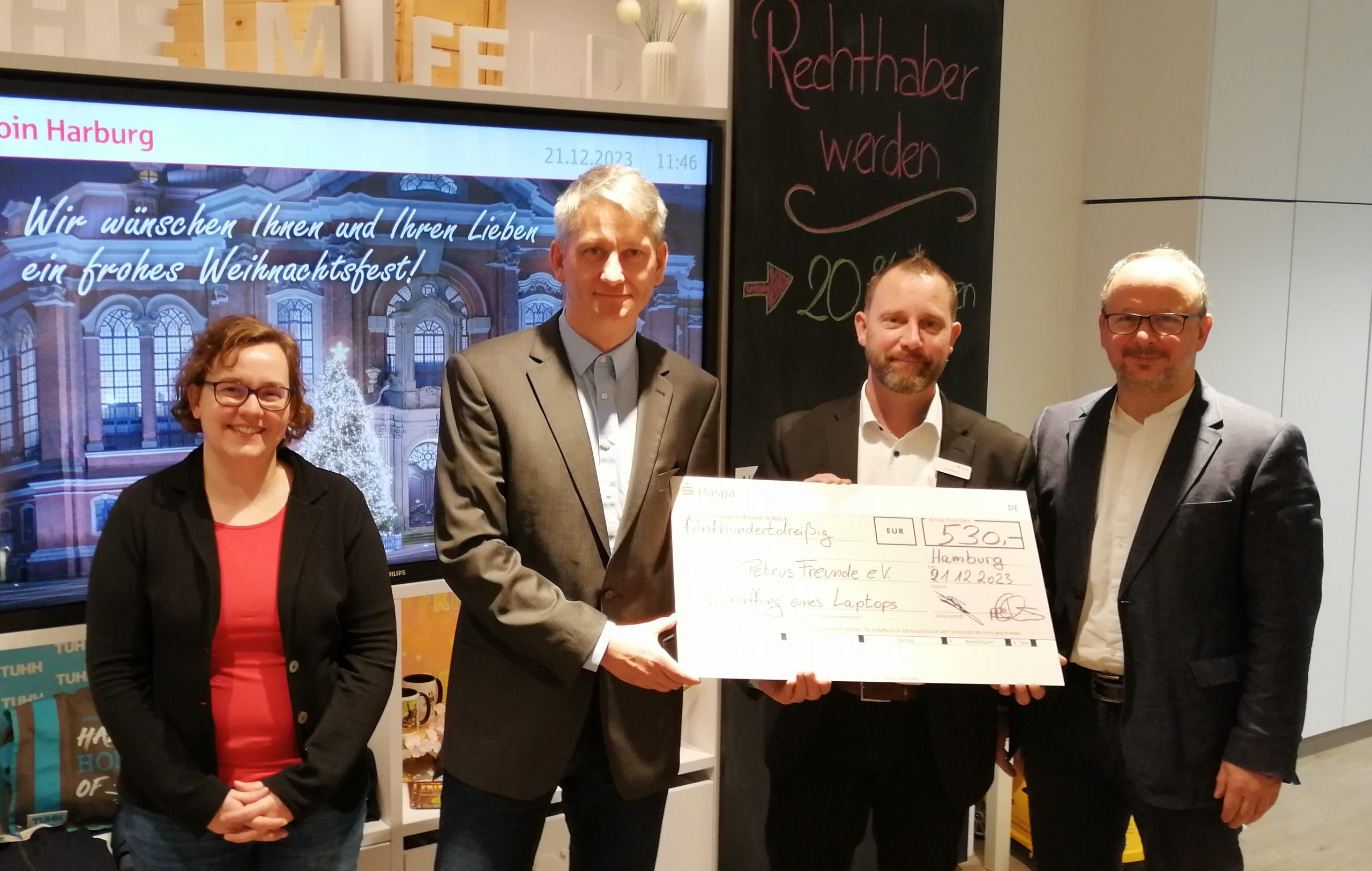 Freuen sich über die großzügige Spende: Annett Hölling (Kassenwartin des Vereins) Martin Grunwald (Vorsitzender) Haspa-Filialleiter Ivan Pucic und Pastor Christoph Borger aus der St. Petrus-Gemeinde Foto: C. Borger