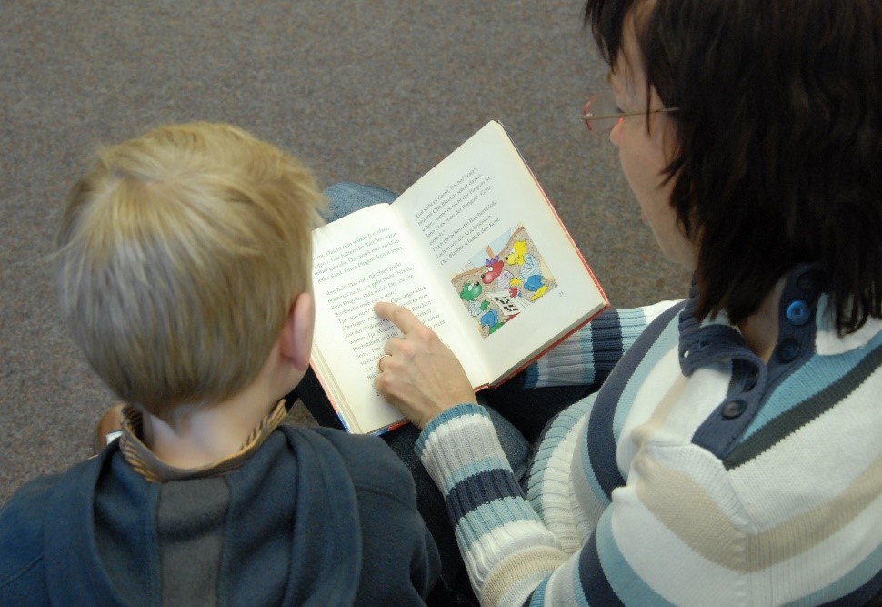 Jedes vierte Kind hat am Ende der Grundschulzeit Probleme beim Lesen und beim Textverständnis die Bücherhallen wollen mit Lesetrainern Abhilfe schaffen Foto: ein