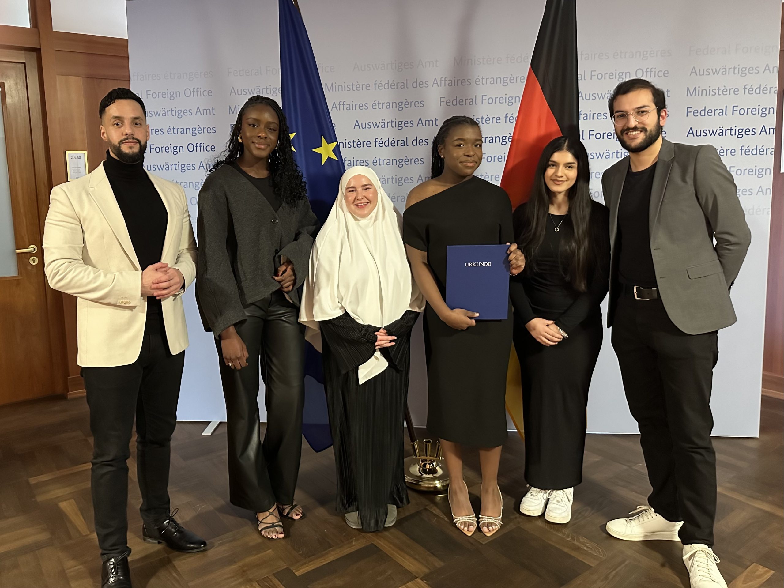 Hédi Bouden (links) mit einer Delegation des Helmut-Schmidt-Gymnasiums bei der Preisverleihung des Shimon Peres Preises 2023 Foto: Khali