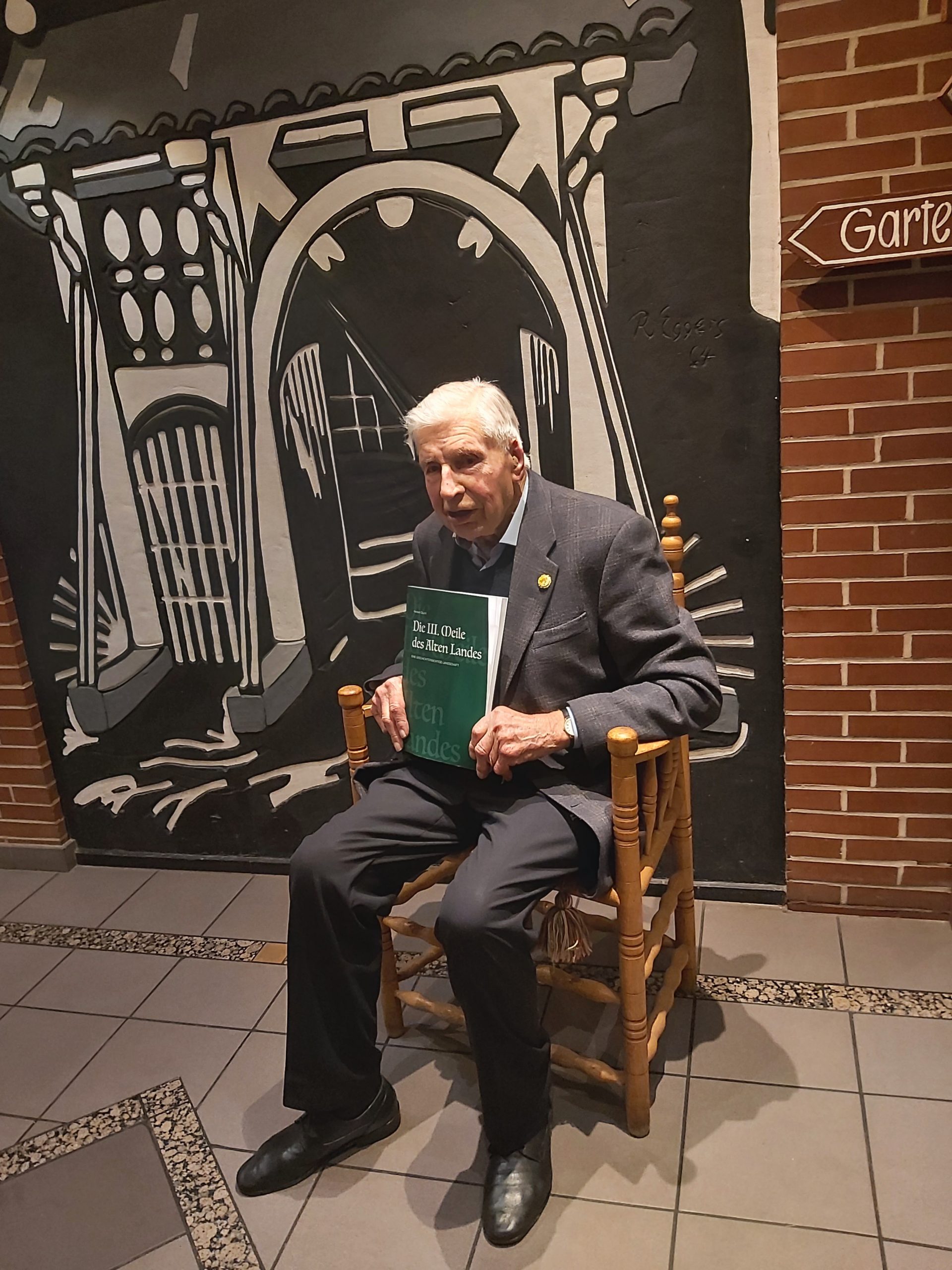 B. Augustin -Der Obstbauer Herbert Quast aus Neuenfelde stellte sein Buchr„Die Dritte Meile des Alten Landes ± Eine geschichtsträchtige LandschaftÒ vor