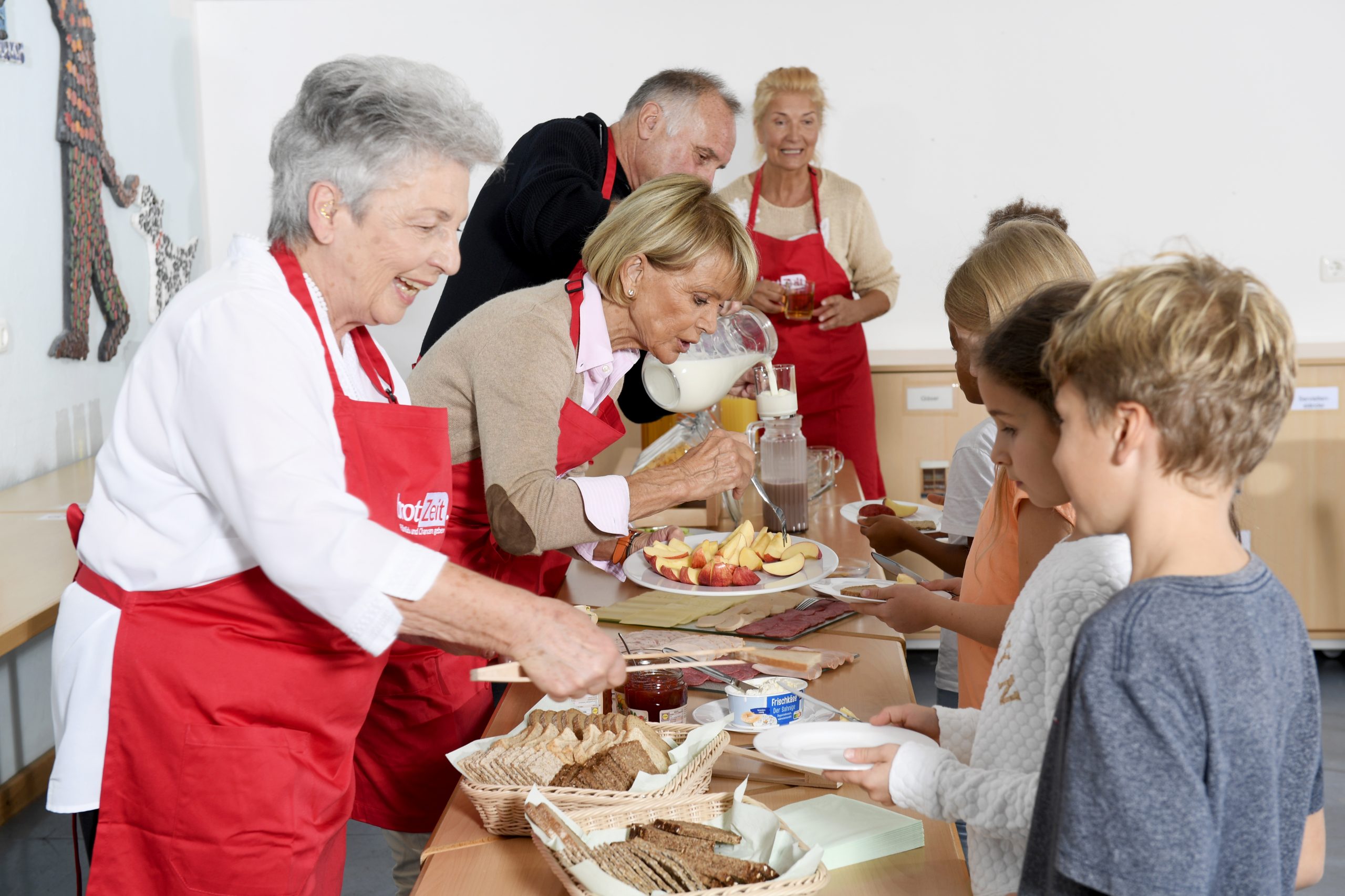 brotZeit -Der von Uschi Glas gegründete Verein brotZeit sucht in Harburg Süderelbe und Wilhelmsburg für Schulen Menschen die bei der Zubereitung des Frühstücks helfen