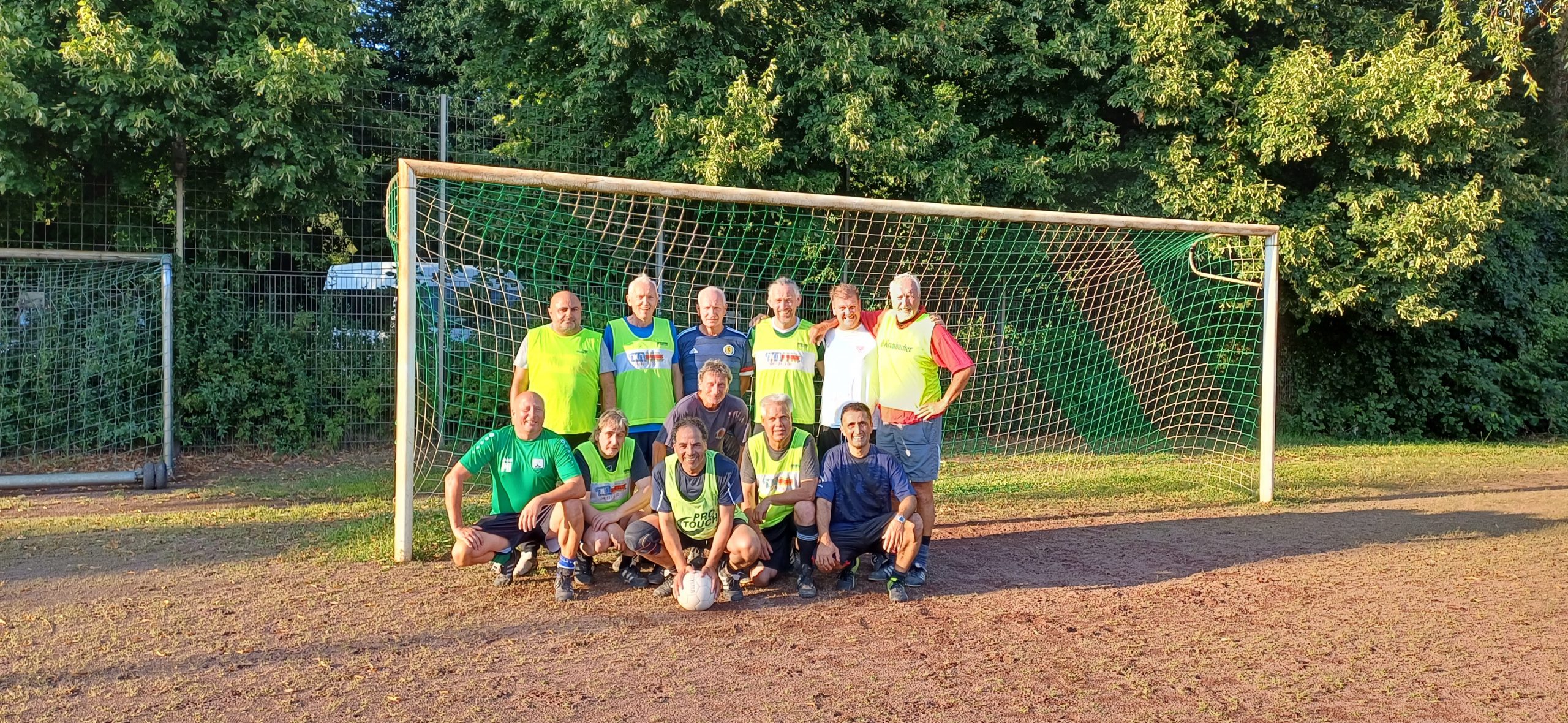 Die Super-Senioren des TuS Finkenwerder suchen Nachwuchs. Wer mindestens 57 Jahre alt ist und Lust hat Fußball zu spielen ist sehr willkommen in der Mannschaft. „Wir suchen für jede Position auf dem siebener Feld. Ob Torwart Stürmer Abwehr- oder Mittelfeldspieler am Ende entscheidet doch Cheftrainer Folker Richter wer wann wo spieltÒ erklärt Peter Heinrich.rDie zukünftigen Spieler erwartet eine „hochmotivierte Truppe internationaler Allstars im Alter von 57 bis 76 Jahren. Großartige talentierte und untalentierte Fußballer die nicht nur Fußball spielen können sondern ein Spiel auch zu jeder Zeit lesen und kommunizieren zu können. Ein Muss nach jeder Trainingseinheit sind die eiskalten Getränke und Wurstspezialitäten. Rund um den Fußball wird auch noch einiges an geselligen Veranstaltungen mit Partnern auf die Beine gestelltÒ verspricht das Team.rWer jetzt Lust bekommen hat melde sich bitte bei dem Team-Manager Wolfgang Drinkhahn unter der Telefonnummer 0170/92 35 54 9. Man kann aber auch ganz unverbindlich mittwochs um 18.30 Uhr beim Training auf dem Sportplatz Rüschweg Rüschweg 4 vorbeischauen. Die Mannschaft freut sich. Foto: ein