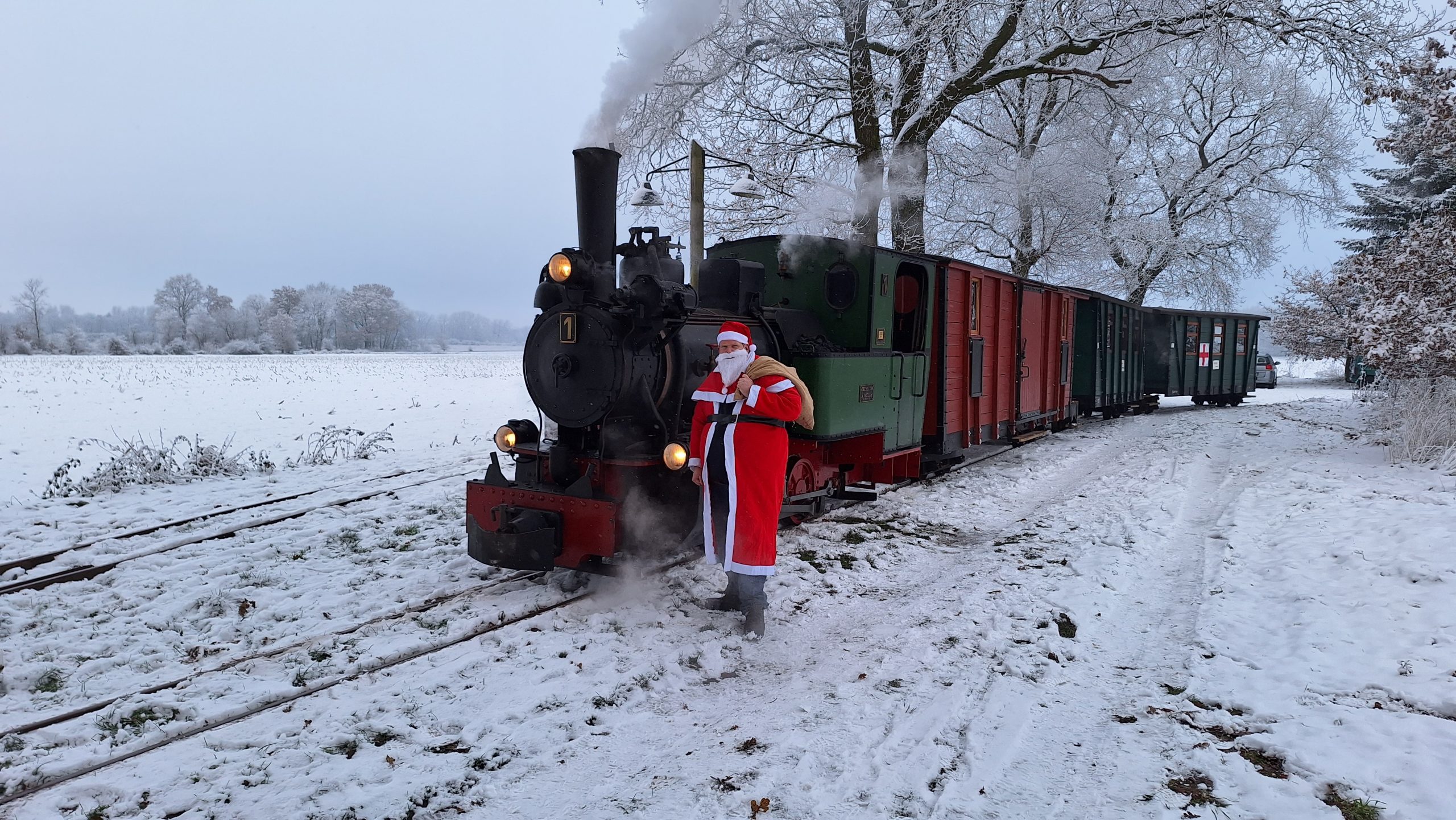 L. Thomsen -Am 7./8. und 14./15. Dezember fährt der historische Dampfzug mit Feldbahnwagen von 1919 wieder vom Deinster Bahnhof nach Lütjenkamp und zurück ± mit an Bord ist der Nikolaus