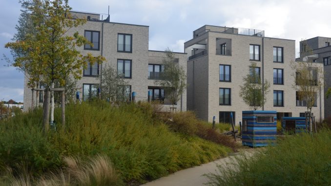 mk -SPD Grüne Volt und die Linkspartei sind mit ihrem Antrag zu prüfen ob und mit welchen Mitteln der Bau und der Betrieb von Mietwohnungen in Harburg verhindert werden könnte bei denen mittels einer Befristung versucht wird Mietzahlungen zu erreichen die sich deutlich oberhalb der durch den Hamburger Mietenspiegel und die Verordnung zur Einführung einer Mietpreisbremse bestimmten ortsüblichen Vergleichsmiete bewegen gescheitert.