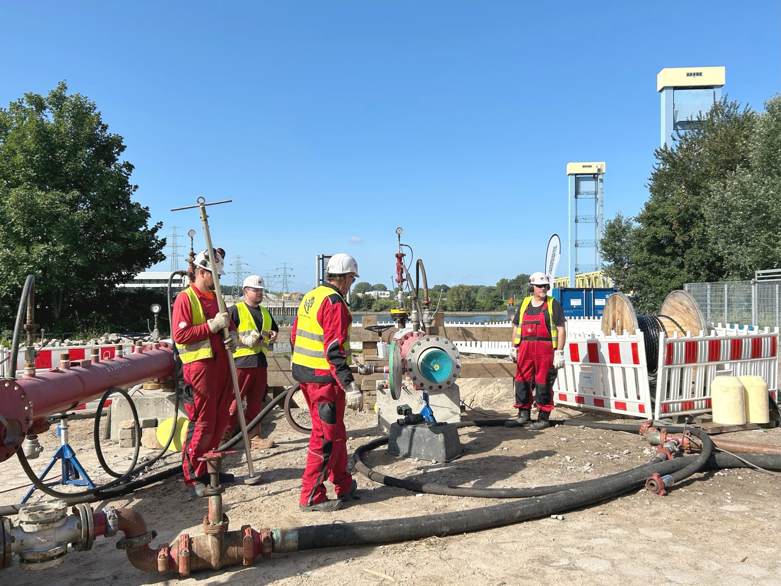 Leitungsprüfung an der Kattwykbrücke: Hier quert eine Gasleitung die Süderelbe die jetzt mit Spezialgerät gereinigt und geprüft wurde Fotos: Hamburger Energienetze