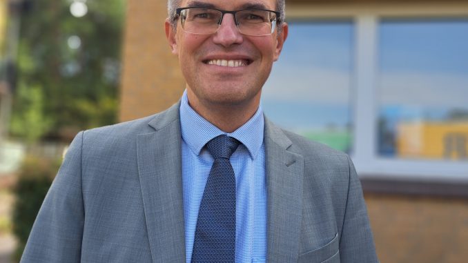 Der neue Bezirksamtsleiter Christian Carstensen hat den Neuen RUF besucht Foto: sl