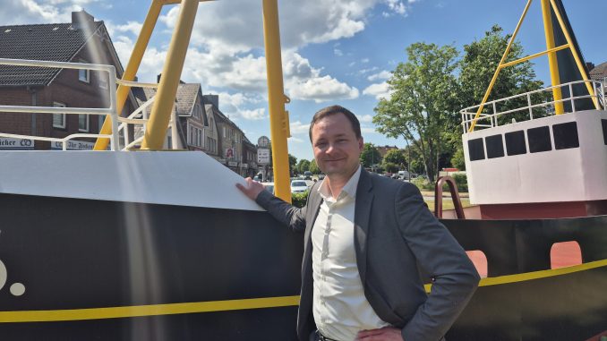 Der Regionalbeauftragte Joscha Heinrich ist die Schnittstelle zwischen den Behörden und den Menschen in Finkenwerder Foto: au