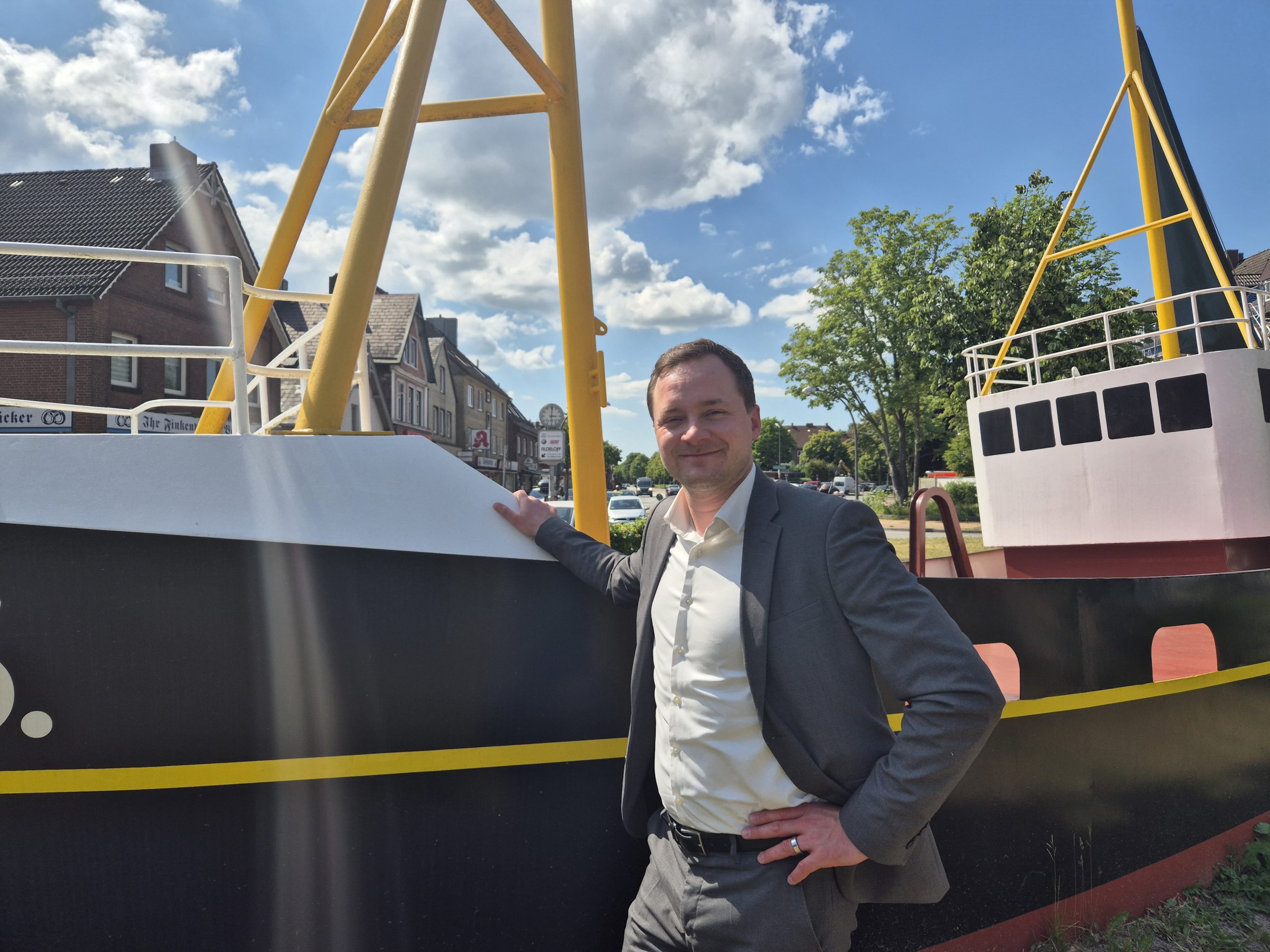 Der Regionalbeauftragte Joscha Heinrich ist die Schnittstelle zwischen den Behörden und den Menschen in Finkenwerder Foto: au