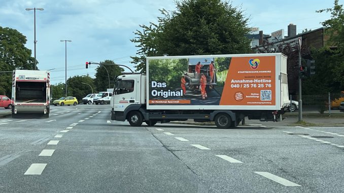 Die Mitarbeiter der Hamburger Stadtreinigung tragen orangefarbene Westen aber die Wagen sind immer weiß Foto: SRH