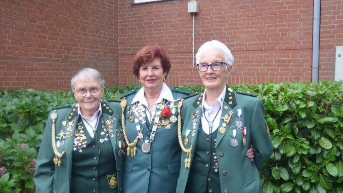 mk -Damenkönigin Eva Fischer (m.) konnte sich auf ihre Adjutantinnen Waltraud Volkmann (l.) und Sylvia Isack verlassen. Die dritte Adjutantin Marlies Ahlers war beim Fototermin nicht anwesend