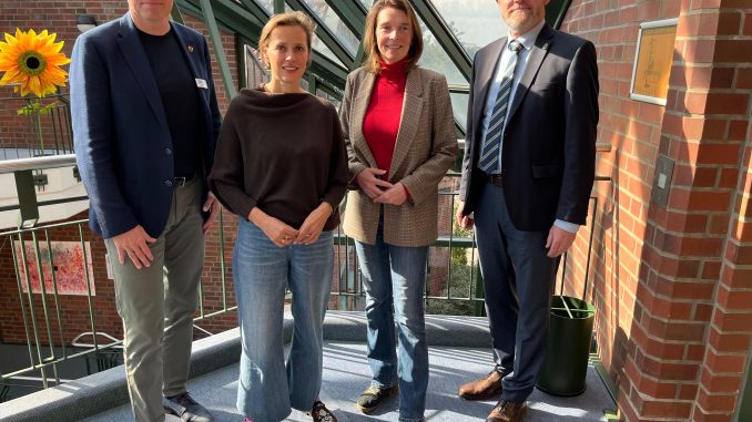 Gemeinde Neu Wulmstorf -B3-Ortsumgehung Elstorf ± Tobias Handtke Cornell Babendererde Svenja Stadler und Josef Nießen (v.l.n.r.) stehen für die B3-Ortsumfahrung Elstorf zusammen