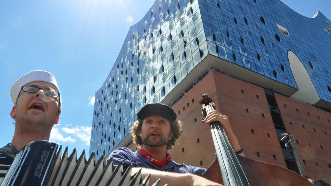 Kabel-Jo -Voller Leidenschaft intoniert das Duo Kabel-Jo herzhafte Shantys anrührende Hafenlieder und zuckersüße Schlager